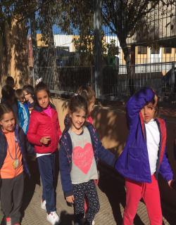 Los alumnos de educación Infantil de 5 años realizan una salida al entorno para descubrir los cambios de otoño.