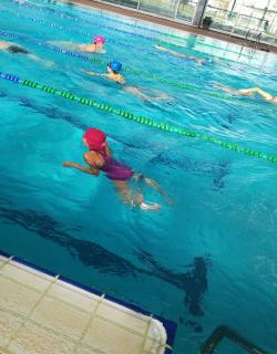 Los alumnos van mejorandpo su técnica en la actividad de la piscina