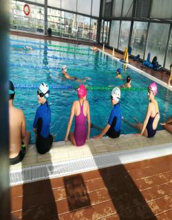 Alumnos del Bartolomé Nicolau preparados para iniciar la clase de natación