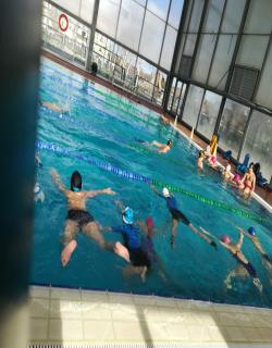 Disrutando de la actividad en la piscina