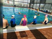 Alumnos del Bartolomé Nicolau preparados para iniciar la clase de natación
